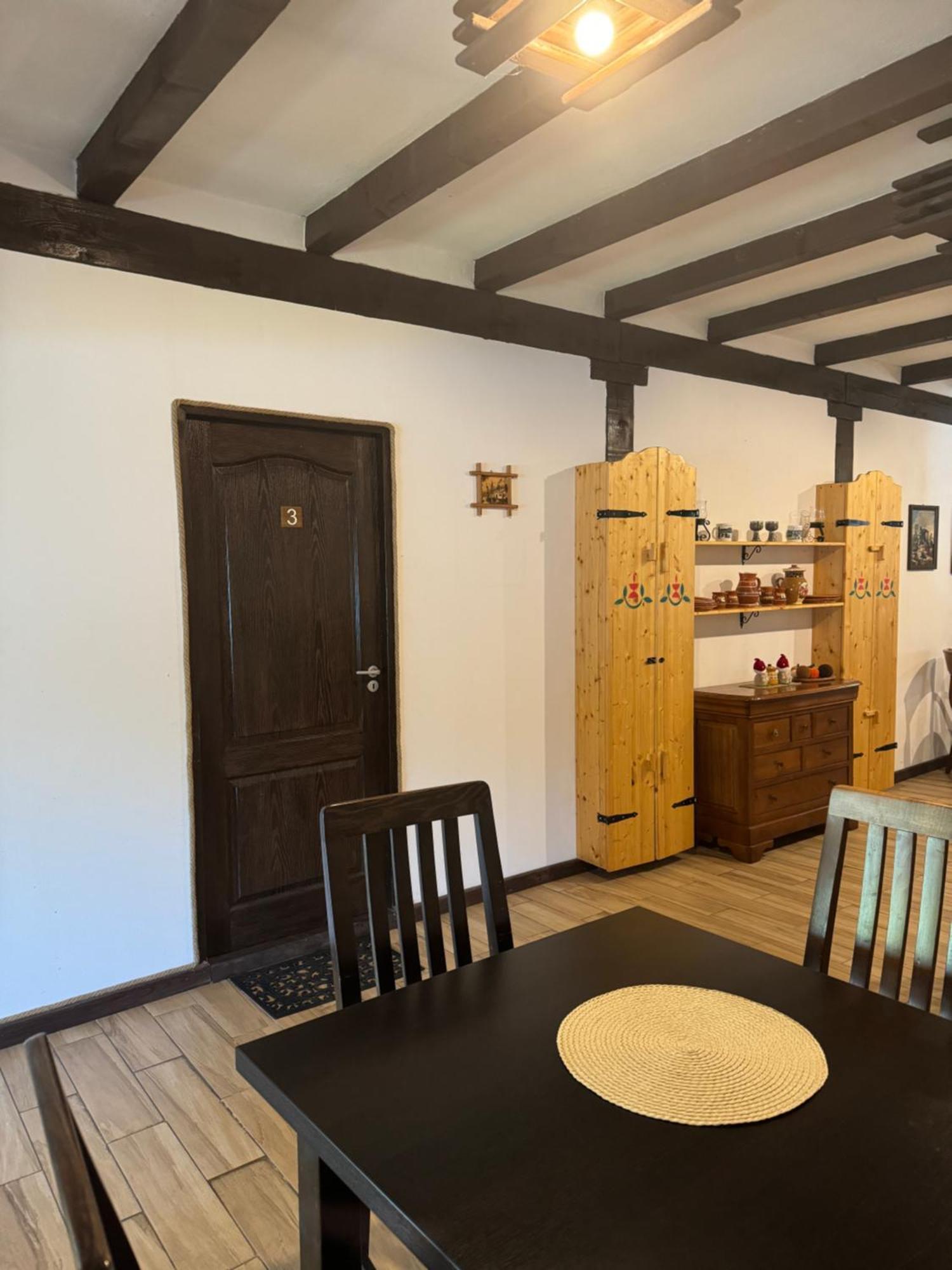 Conacul Lui Patrick Hotel Poenari Екстериор снимка
