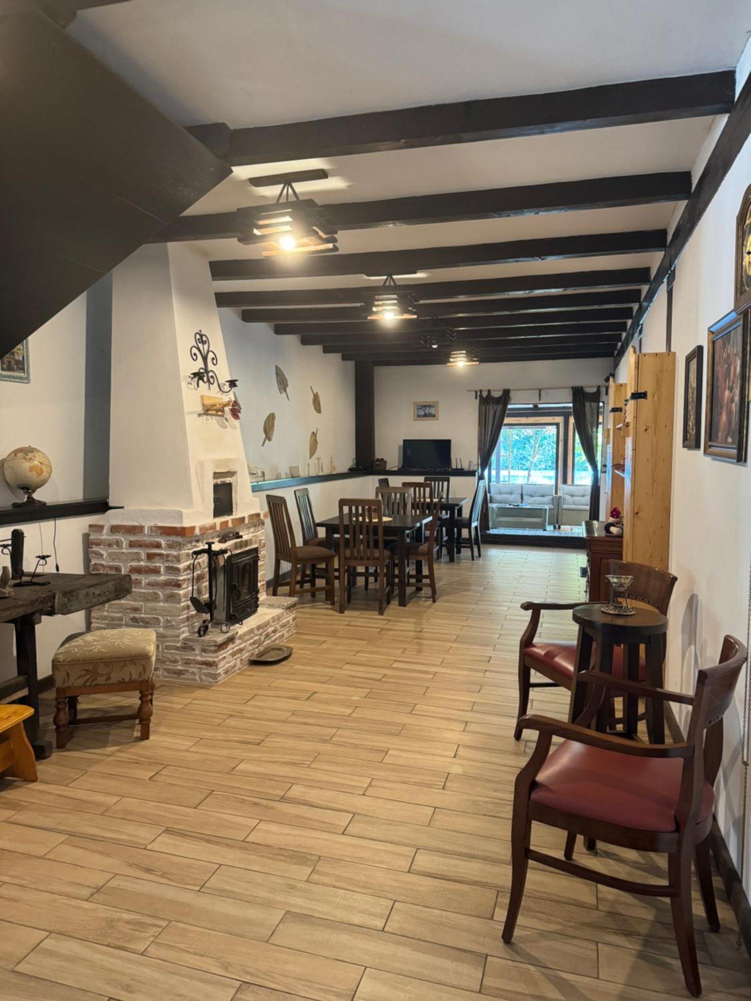 Conacul Lui Patrick Hotel Poenari Екстериор снимка