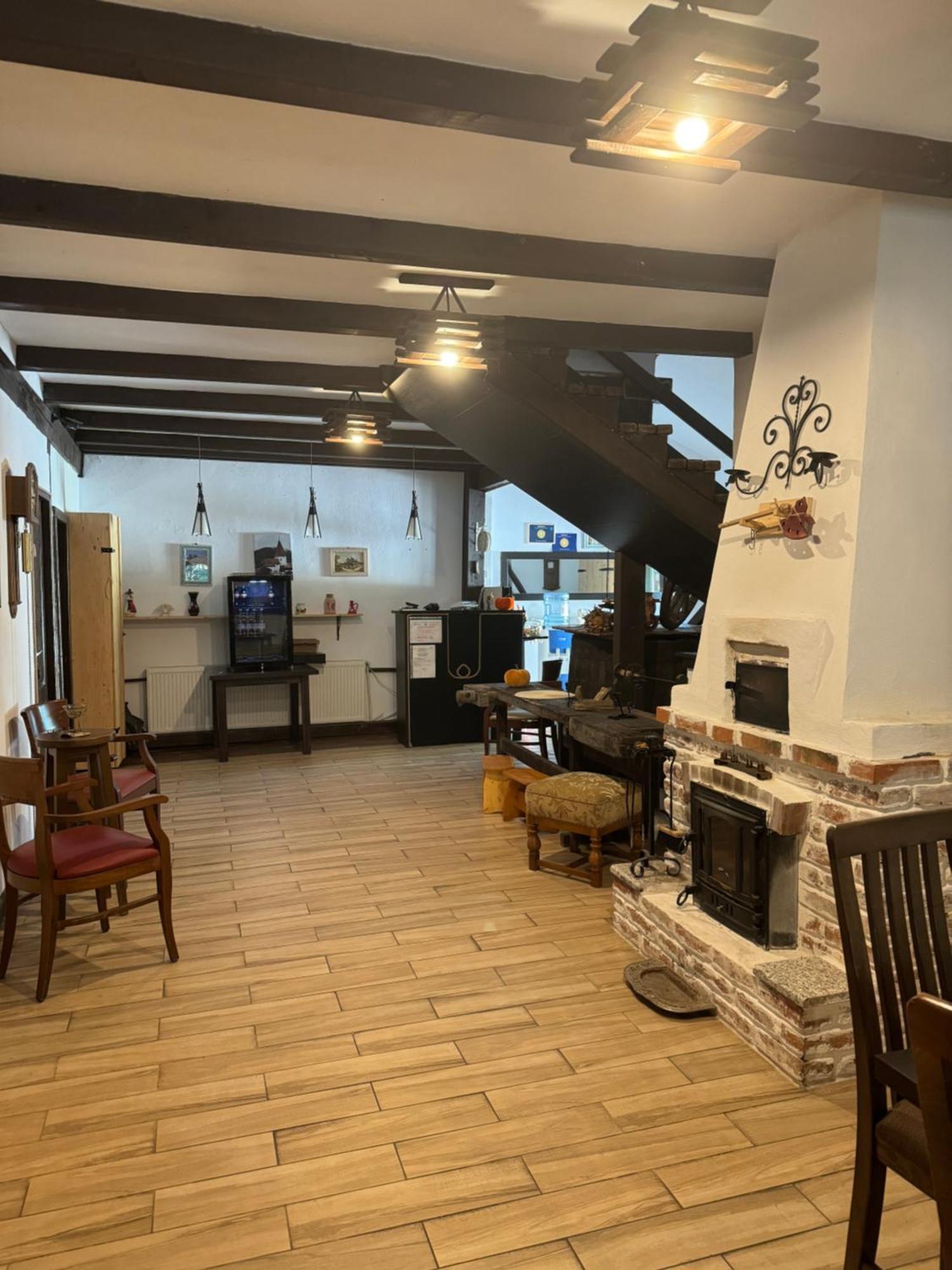 Conacul Lui Patrick Hotel Poenari Екстериор снимка
