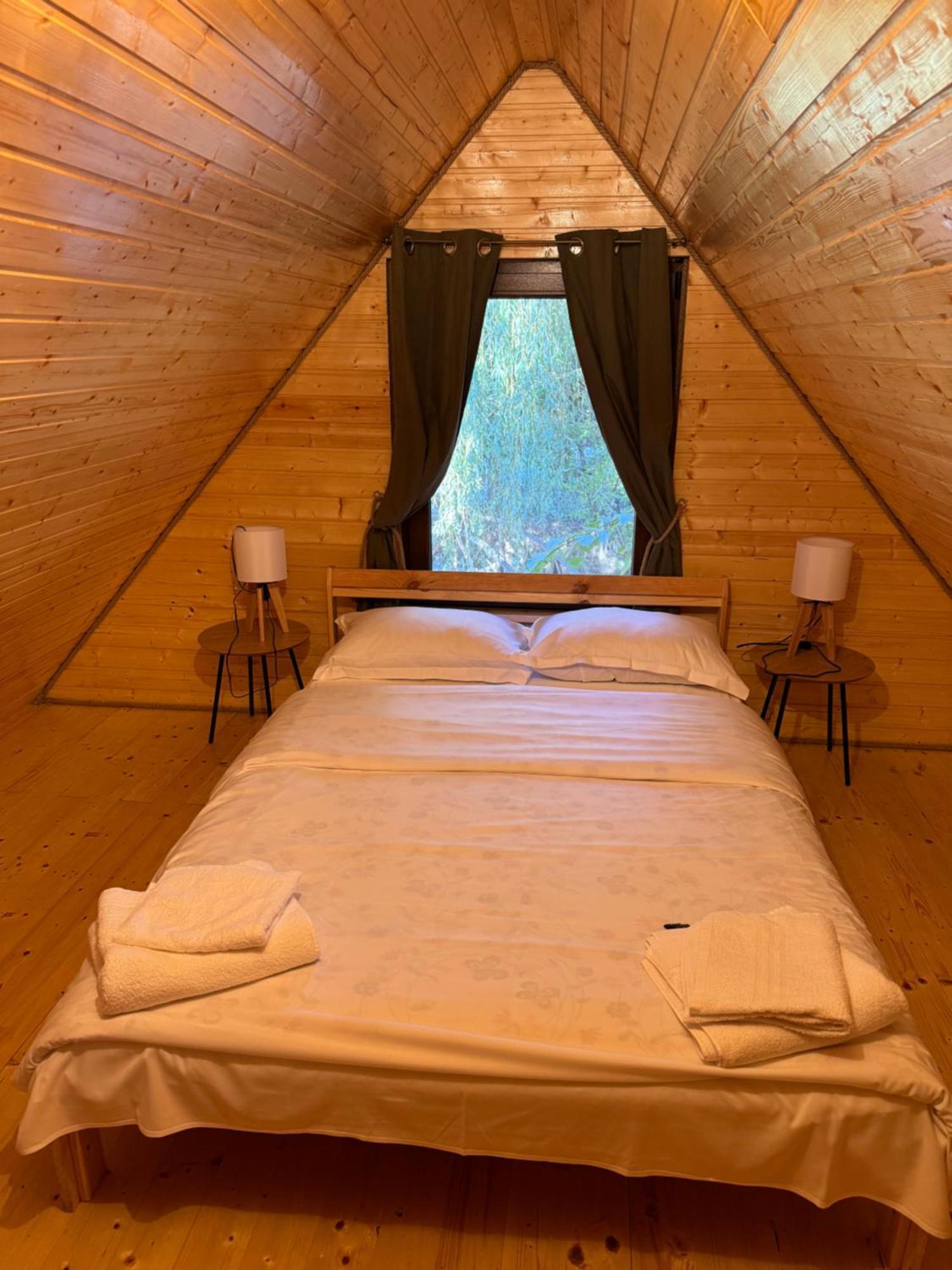 Conacul Lui Patrick Hotel Poenari Екстериор снимка