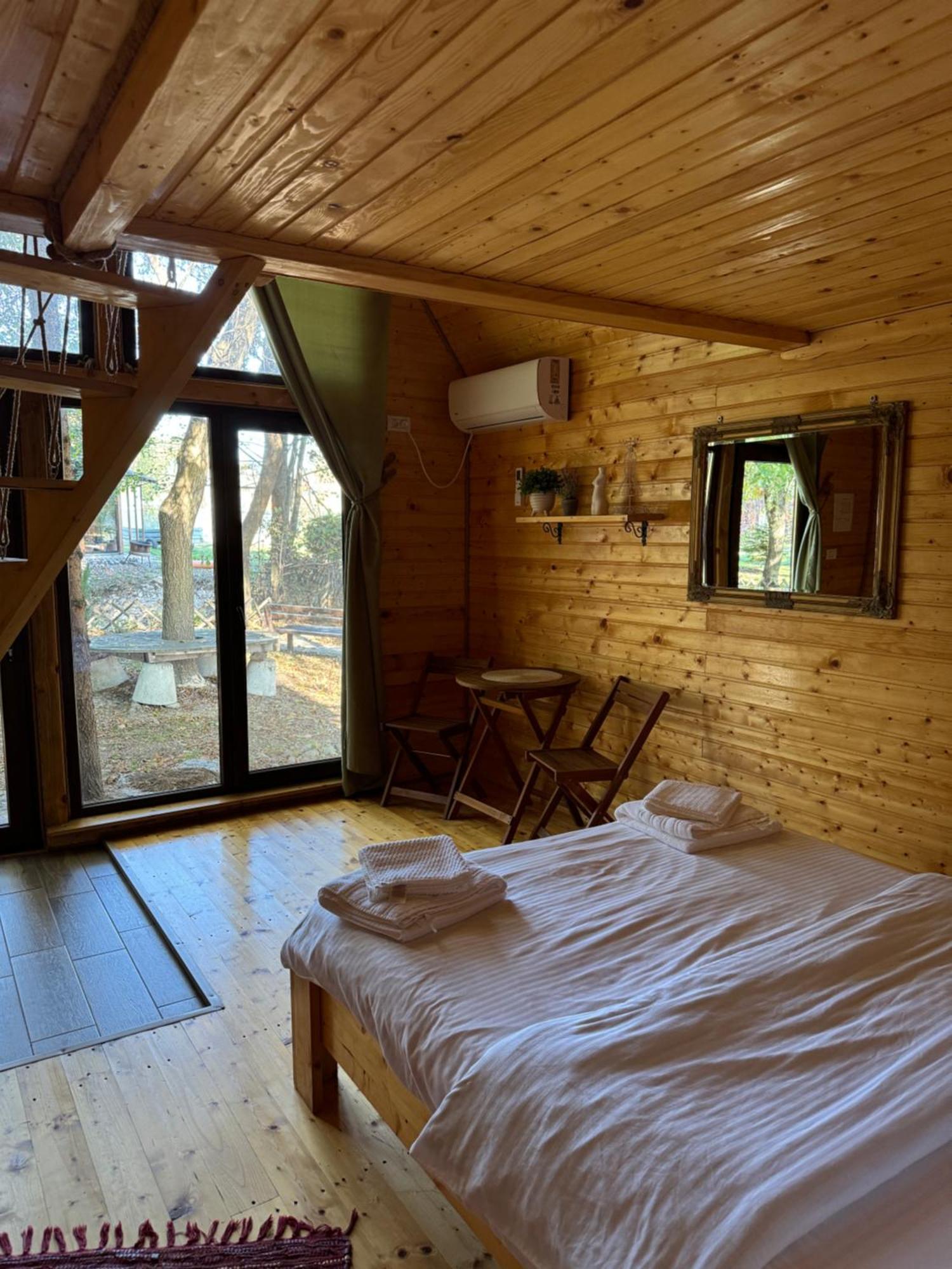 Conacul Lui Patrick Hotel Poenari Екстериор снимка
