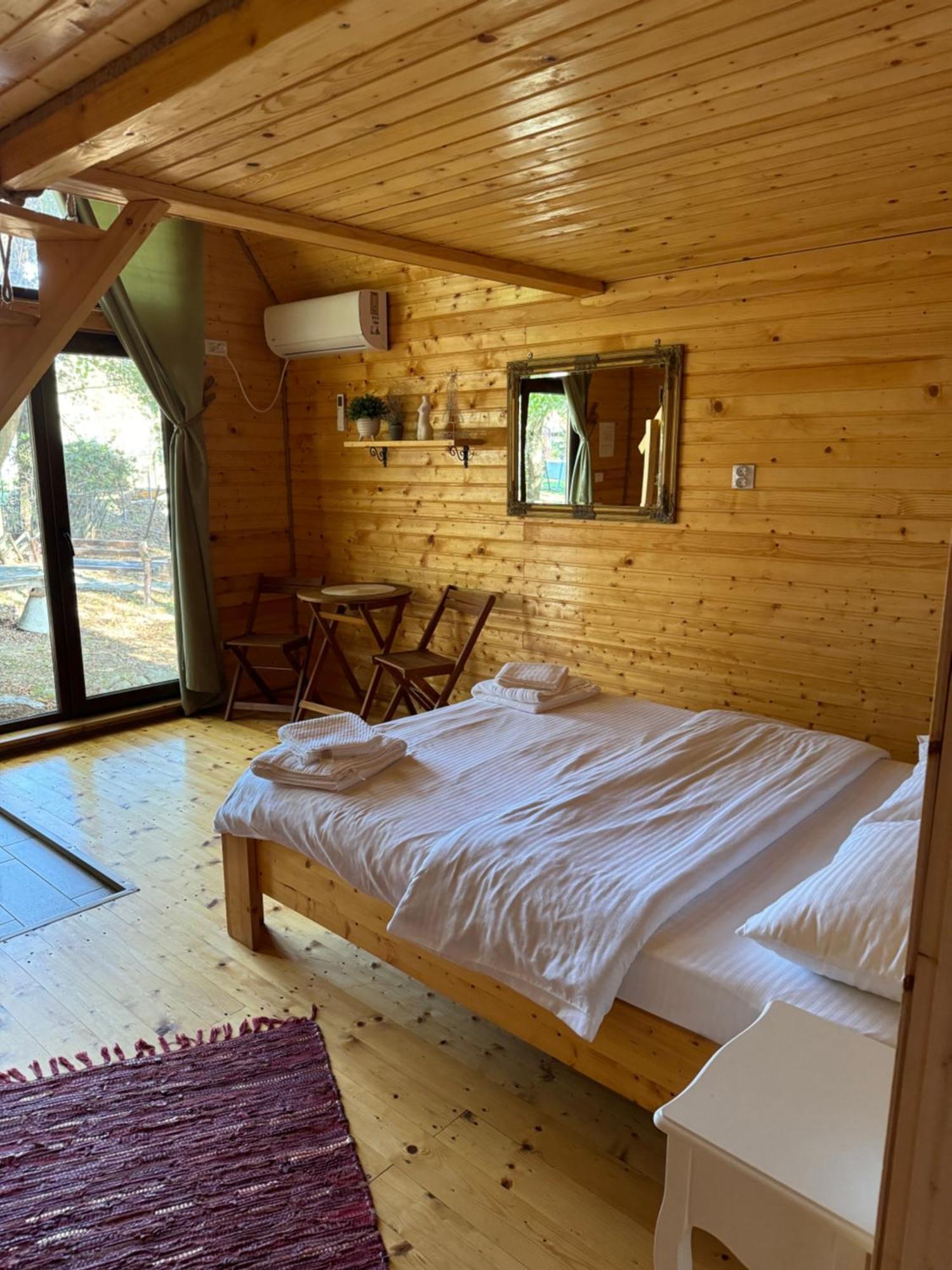 Conacul Lui Patrick Hotel Poenari Екстериор снимка