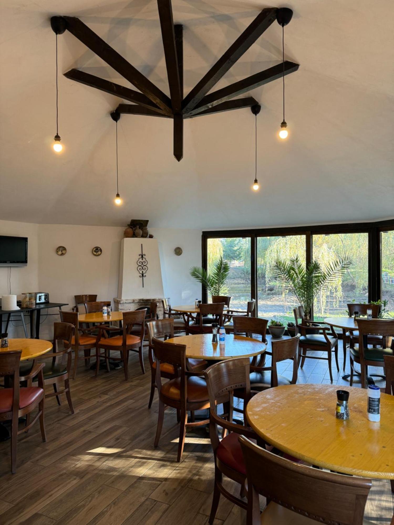 Conacul Lui Patrick Hotel Poenari Екстериор снимка