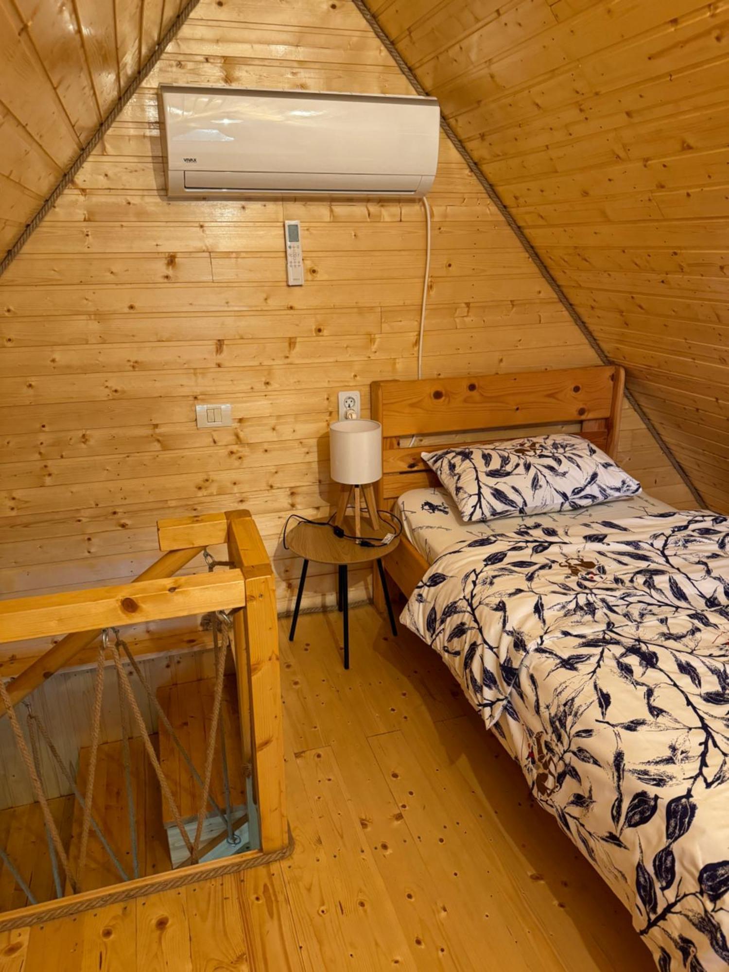 Conacul Lui Patrick Hotel Poenari Екстериор снимка